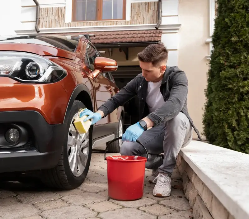 Lavage auto à domicile Ouches : professionnel intervenant sur un véhicule